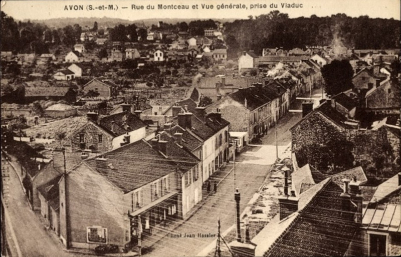 Carte postale ancienne Avon (S.-et-M.) - Rue du Montceau et Vue générale prise du viaduc