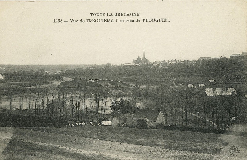 Carte postale ancienne Tréguier - Vue à l'arrivée de Plouguiel à Tréguier