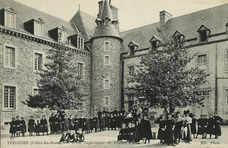 Carte postale ancienne Tréguier - Ecole supérieure de jeunes filles à Tréguier
