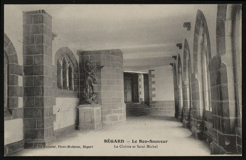 Carte postale ancienne Bégard - Cloître Bon-Sauveur et Saint-Michel à Bégard