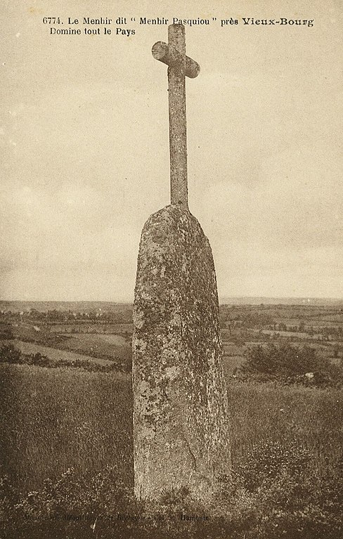 Carte postale ancienne Le Vieux-Bourg - Menhir dit Pasquiou au Vieux-Bourg