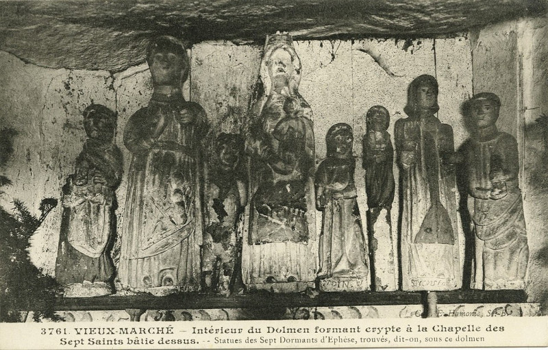Carte postale ancienne Le Vieux-Marché - Intérieur du dolmen formant crypte à la chapelle des Sept Saints au Vieux-Marché