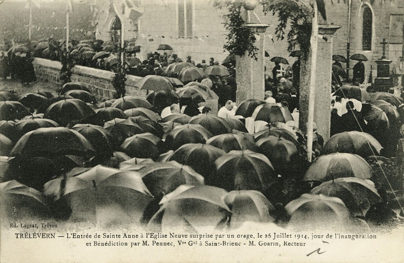 Carte postale ancienne Trélévern - Inauguration et entrée de Sainte Anne à l'église neuve le 25 juillet 1914 à Trélévern