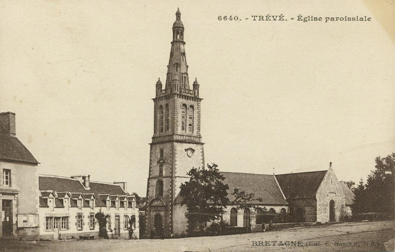 Carte postale ancienne Eglise paroissiale à Trévé