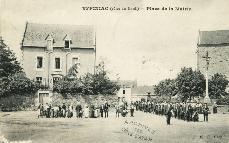 Carte postale ancienne Yffiniac - Place de la Mairie à Yffiniac