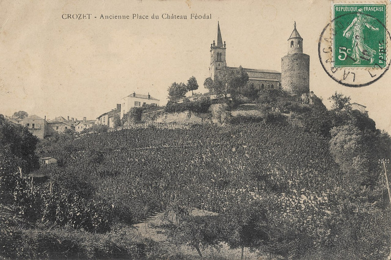 Carte postale ancienne Crozet - Ancienne Place du Château Féodal