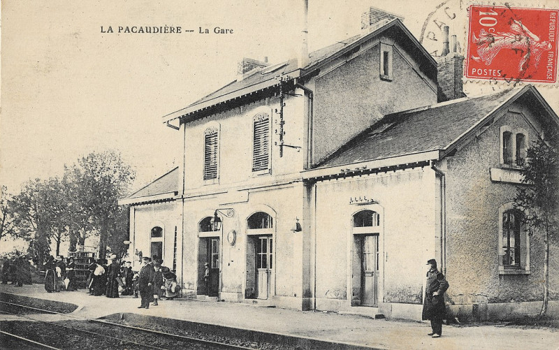 Carte postale ancienne La Pacaudière - La Gare