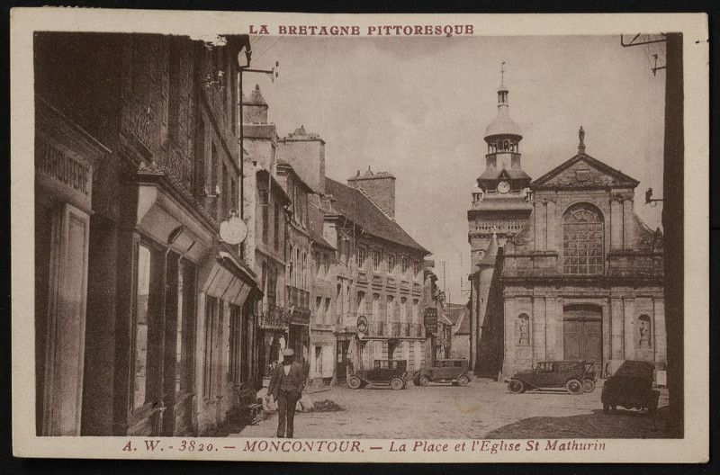 Carte postale ancienne La Place et l'Eglise Saint-Mathurin à Moncontour
