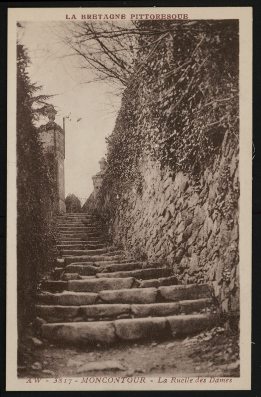 Carte postale ancienne Moncontour - Ruelle des Dames à Moncontour