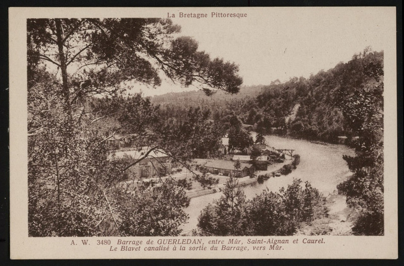 Carte postale ancienne Mûr-de-Bretagne - Barrage de Guerlédan le Blavet canalisé à la sortie du barrage à Guerlédan