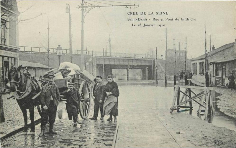 Carte postale ancienne Saint-Denis.Inondations 1910.Rue et pont de la Briche