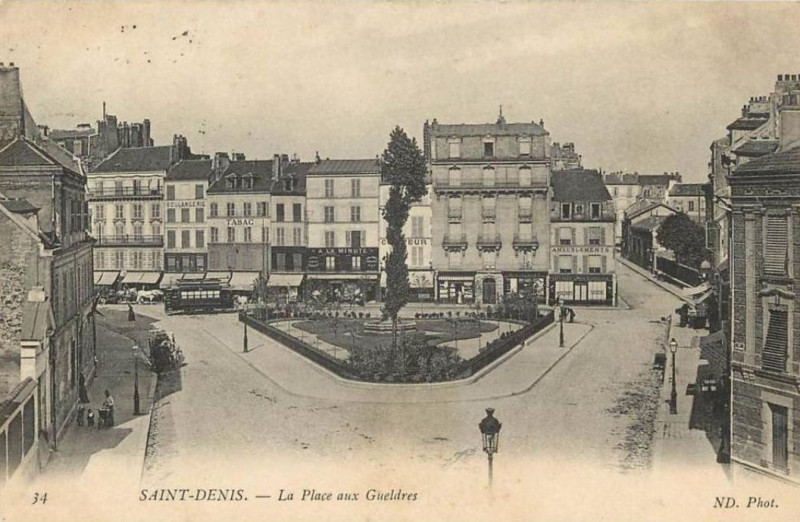 Carte postale ancienne Saint-Denis.La place aux Gueldres