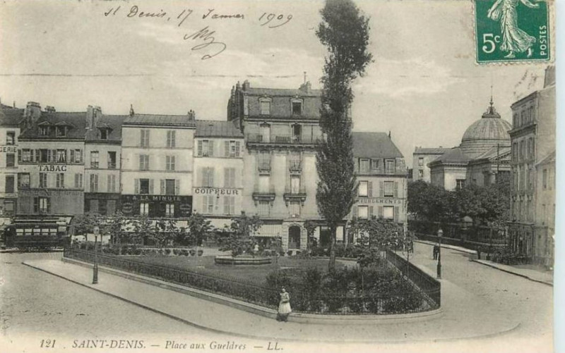 Carte postale ancienne Saint-Denis.Place aux Gueldres