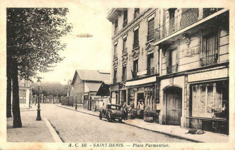 Carte postale ancienne Saint-Denis.Place Parmentier.Voiture