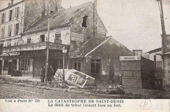 Carte postale ancienne Saint-Denis.Route de Pierrefitte.Catastrophe.Debit de tabac