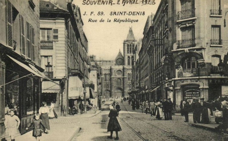 Carte postale ancienne Saint-Denis.Rue de la République.1923