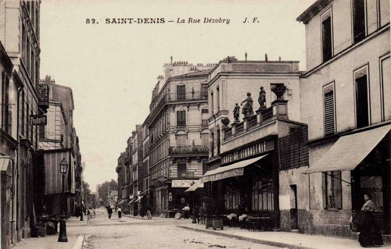 Carte postale ancienne Saint-Denis.Rue Dezobry.Café de l'Industrie