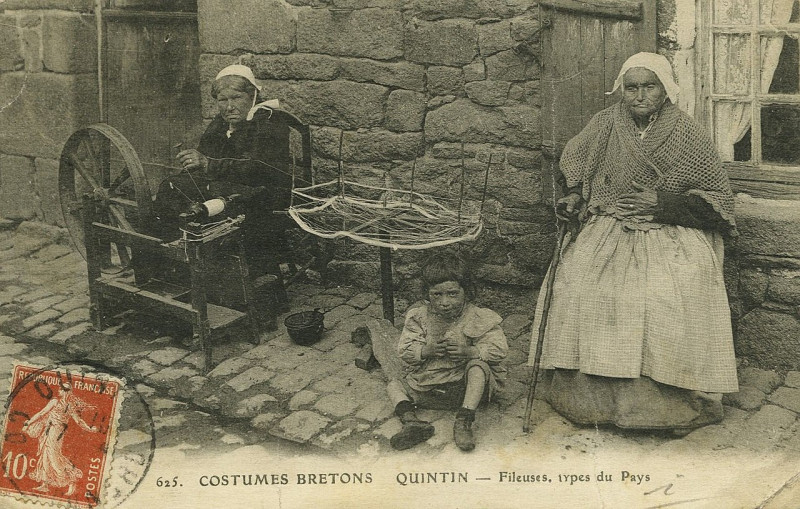Carte postale ancienne Quintin - Fileuses à Quintin