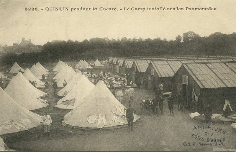 Carte postale ancienne Quintin - Grande Guerre camp installé sur les promenades à Quintin