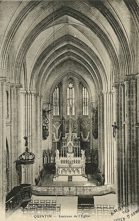 Carte postale ancienne Quintin - Intérieur de l'église à Quintin