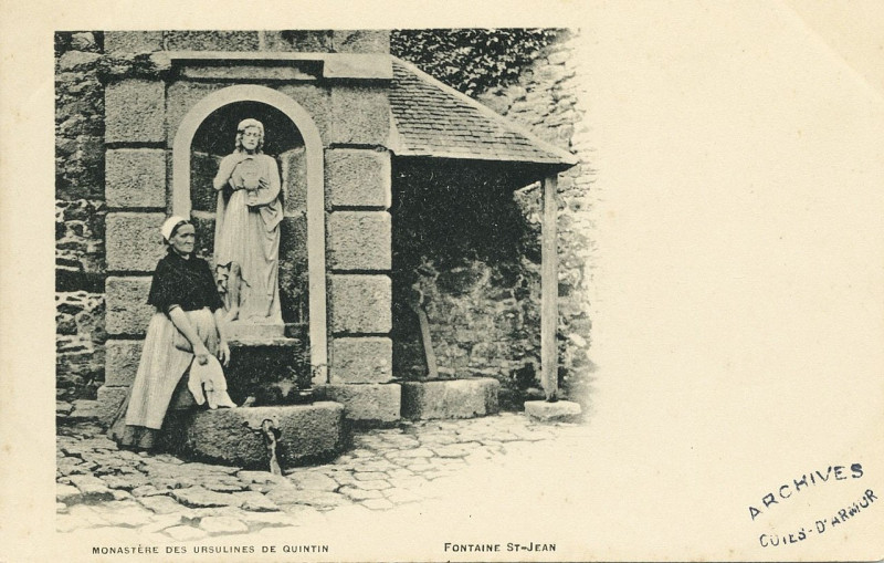 Carte postale ancienne Quintin - Monastère des Ursulines fontaine Saint-Jean à Quintin