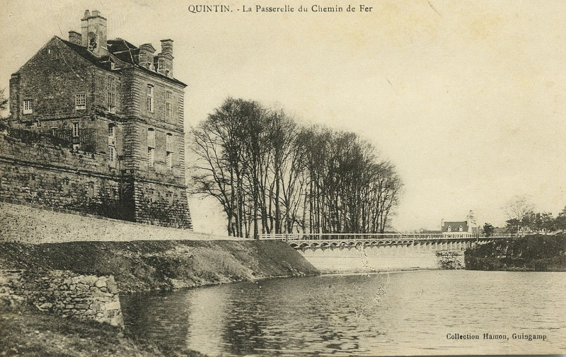 Carte postale ancienne Quintin - Passerelle du chemin de fer à Quintin