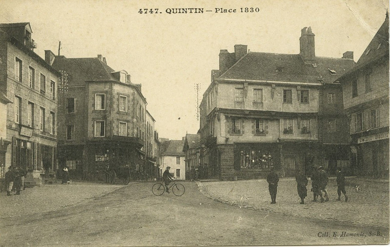 Carte postale ancienne Quintin - Place 1830 à Quintin