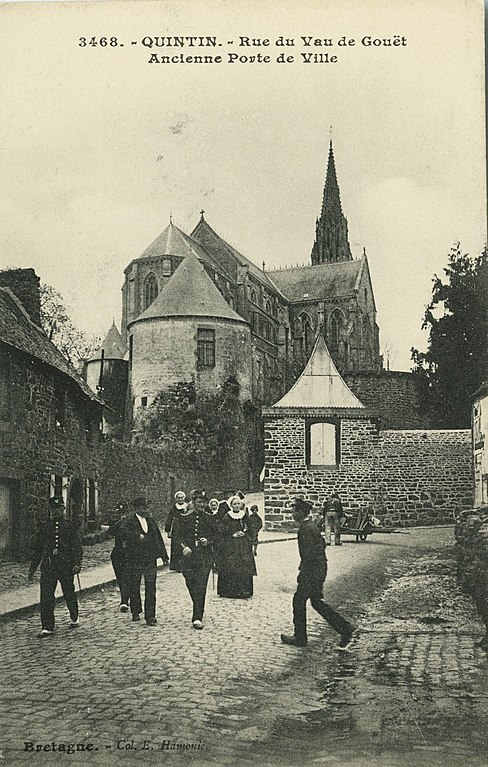 Carte postale ancienne Quintin - Rue du Vau de Gouët ancienne porte de ville à Quintin