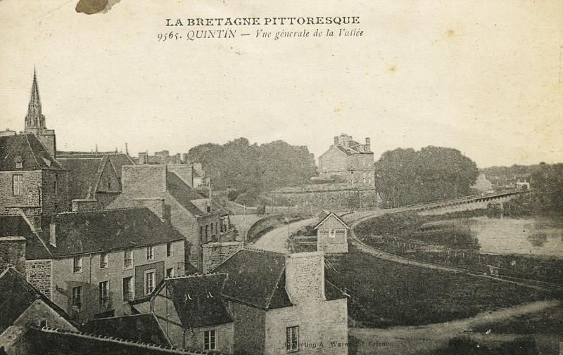 Carte postale ancienne Vue générale de la Vallée à Quintin
