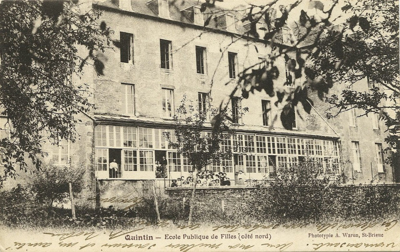 Carte postale ancienne Quintin - Ecole publique de filles côté nord à Quintin