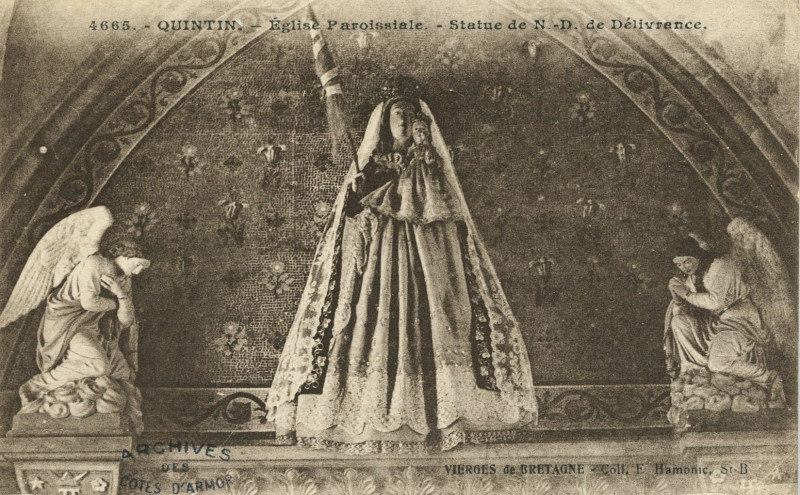 Carte postale ancienne Quintin - Eglise paroissiale statue de Notre-Dame de Délivrance à Quintin