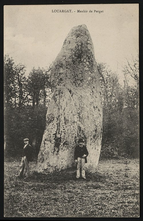 Carte postale ancienne Louargat - Menhir de Pergat à Louargat