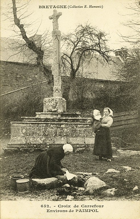 Carte postale ancienne Ploubazlanec - Intérieur de l'ancienne église à Ploubazlanec
