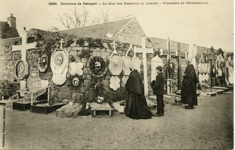 Carte postale ancienne Ploubazlanec - Mur des disparus en Islande à Ploubazlanec
