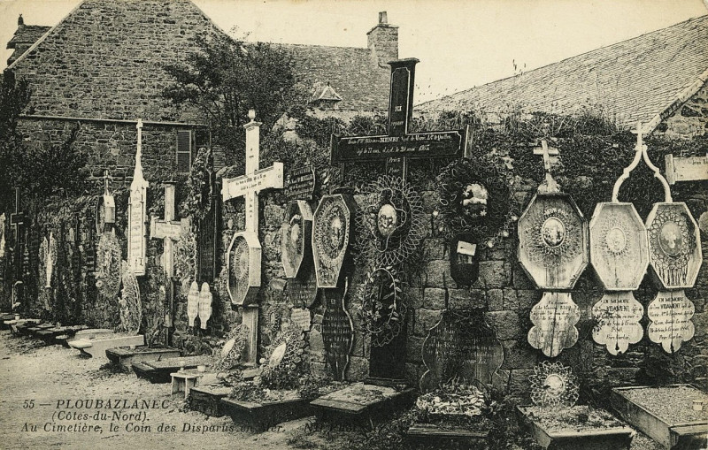 Carte postale ancienne Ploubazlanec - Mur des disparus en mer à Ploubazlanec