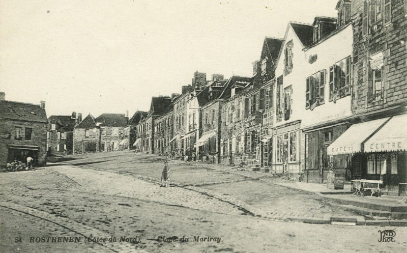 Carte postale ancienne Rostrenen - Place du Martray à Rostrenen