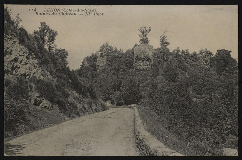 Carte postale ancienne Léhon - Ruines du Château à Dinan