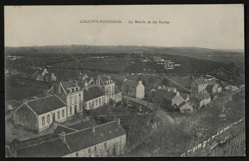 Carte postale ancienne Loguivy-Plougras - Mairie et écoles à Loguivy-Plougras