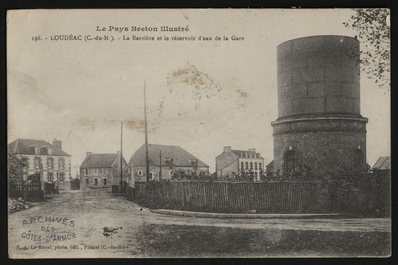 Carte postale ancienne La Barrière et le réservoir d'eau de la Gare à Loudéac