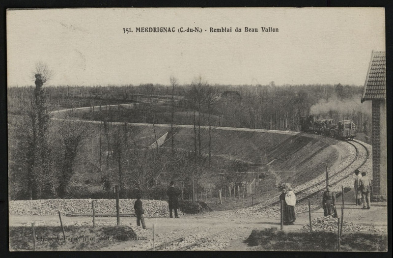 Carte postale ancienne Merdrignac - Remblai du Beau Vallon à Merdrignac