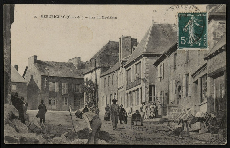 Carte postale ancienne Rue du Morbihan à Merdrignac