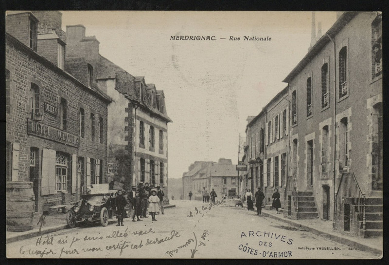 Carte postale ancienne Rue Nationale à Merdrignac