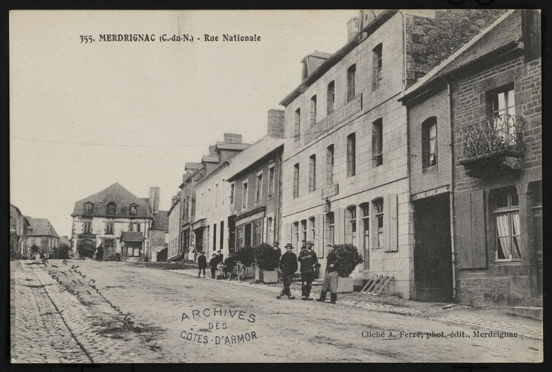 Carte postale ancienne Merdrignac - Rue Nationale à Merdrignac