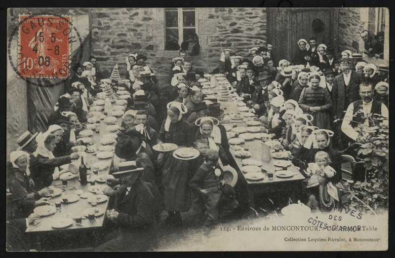 Carte postale ancienne Moncontour - Noce à table à Moncontour