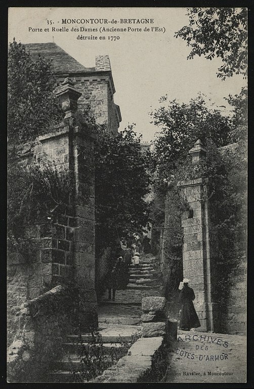 Carte postale ancienne Moncontour - Porte et ruelle des Dames ancienne porte de l'est détruite en 1770  à Moncontour