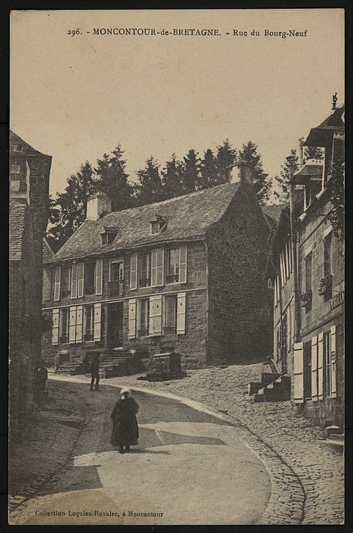 Carte postale ancienne Moncontour - Rue du Bourg-Neuf à Moncontour