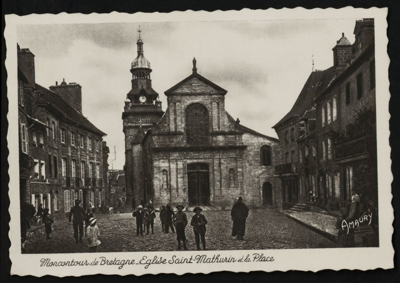 Carte postale ancienne Moncontour - Eglise Saint-Mathurin et place à Moncontour