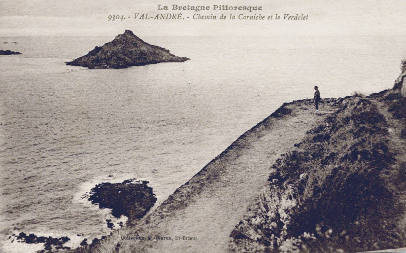 Carte postale ancienne Pléneuf-Val-André - Chemin de la Corniche et le Verdelet à Pléneuf-Val-André