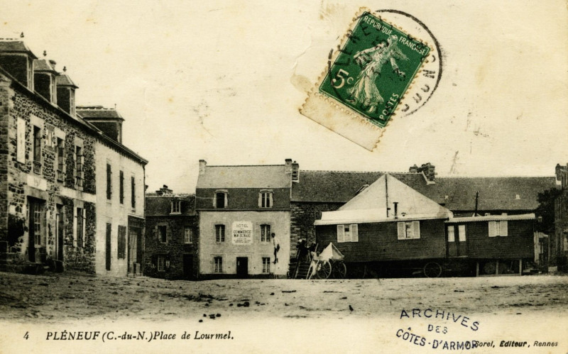 Carte postale ancienne Pléneuf-Val-André - Place de Lourmel à Pléneuf-Val-André