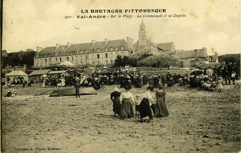 Carte postale ancienne Pléneuf-Val-André - Plage du Val-André Communauté et chapelle à Pléneuf-Val-André